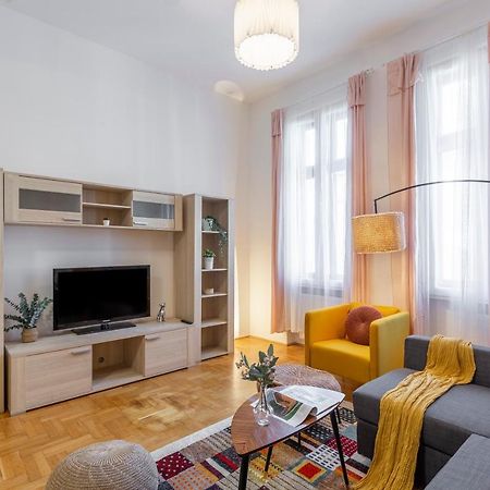 Cozy Home By Bella In The Heart Of Budapesta Exterior foto