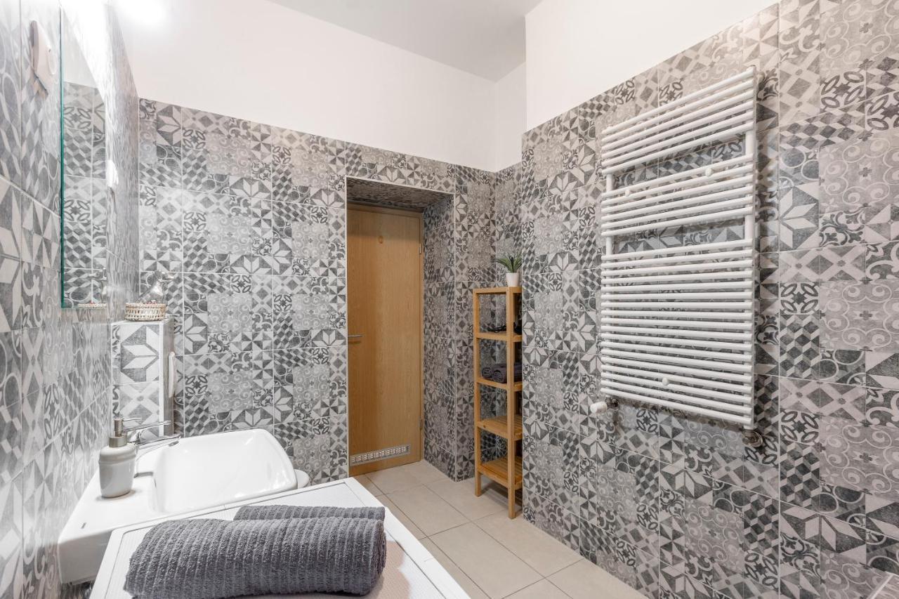 Cozy Home By Bella In The Heart Of Budapesta Exterior foto
