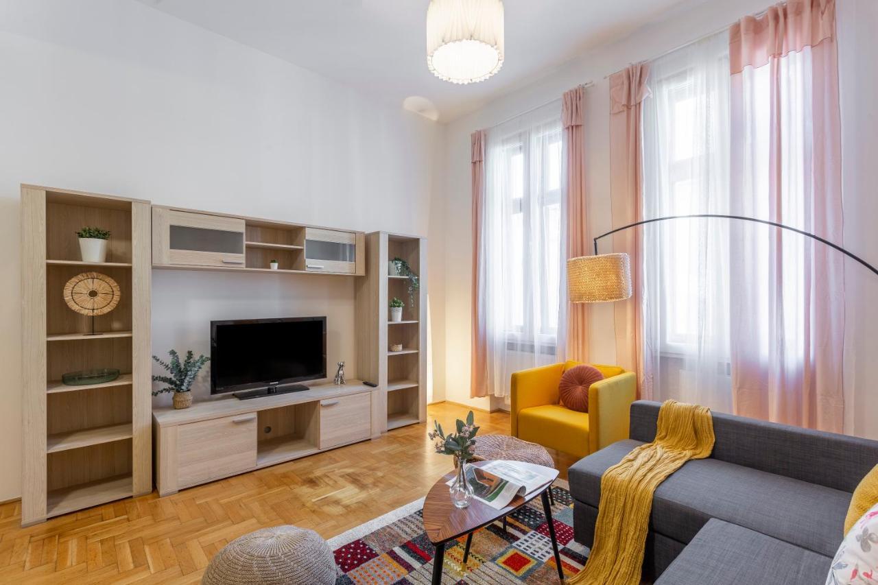 Cozy Home By Bella In The Heart Of Budapesta Exterior foto