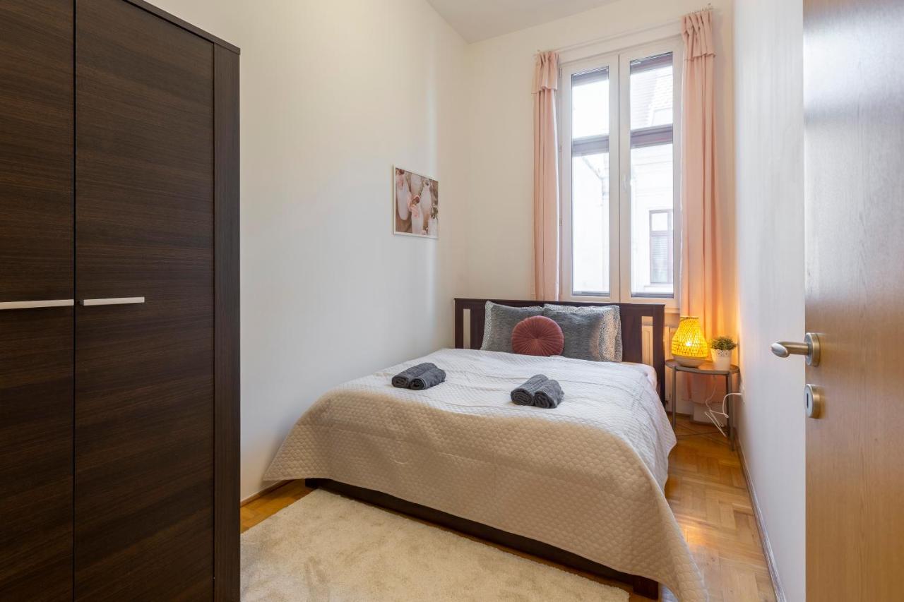Cozy Home By Bella In The Heart Of Budapesta Exterior foto