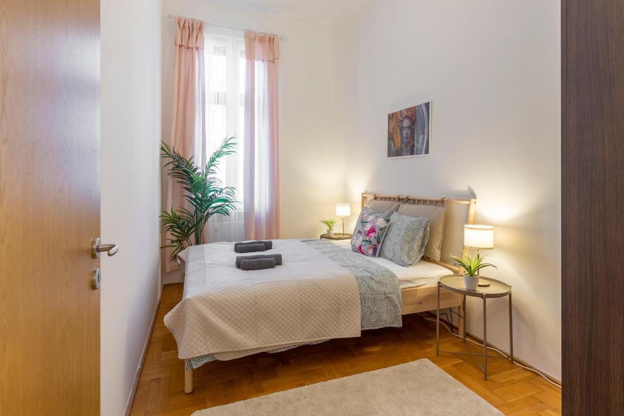 Cozy Home By Bella In The Heart Of Budapesta Exterior foto