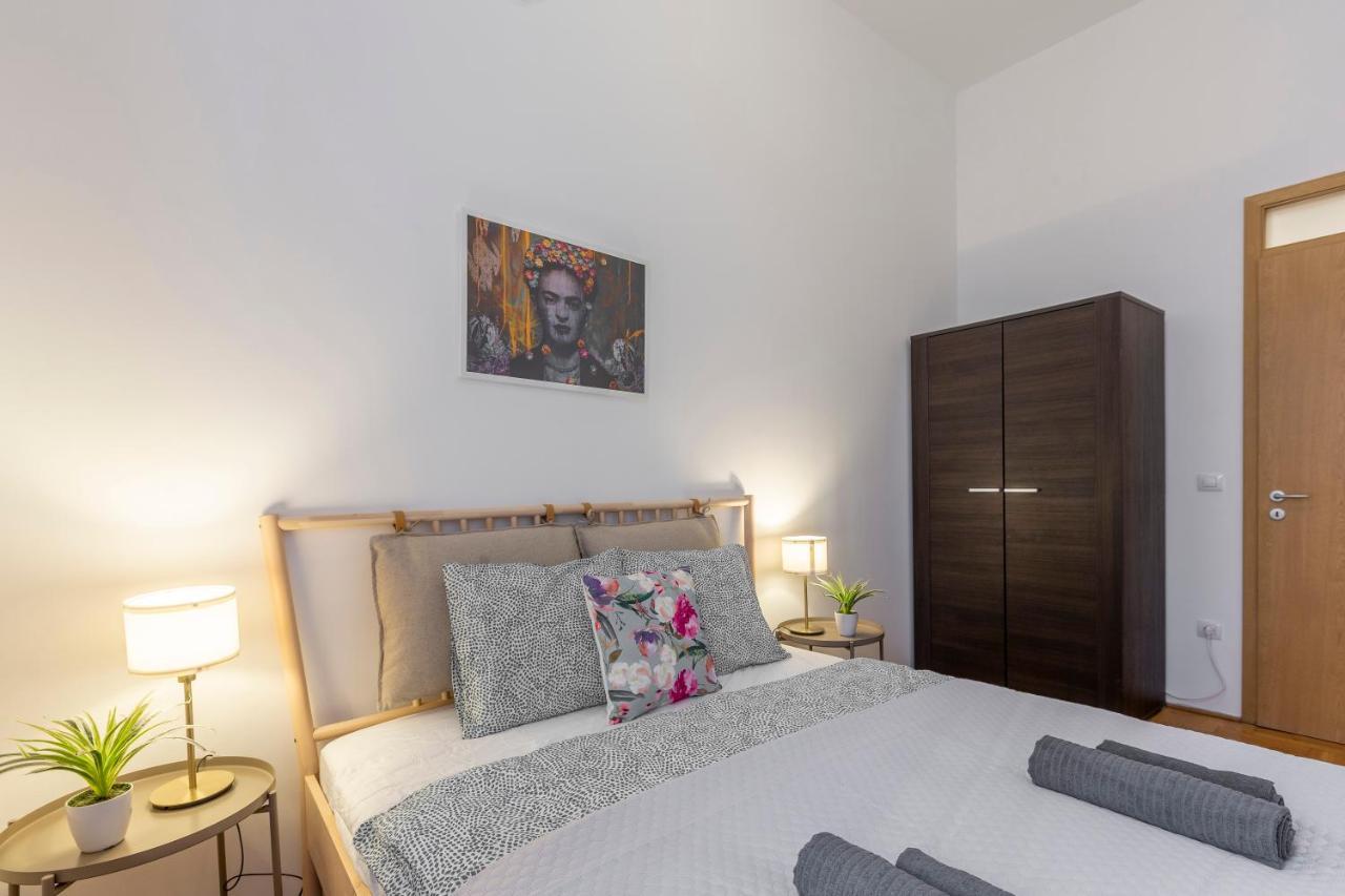 Cozy Home By Bella In The Heart Of Budapesta Exterior foto