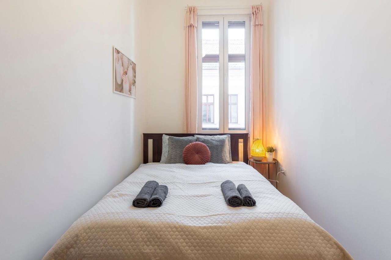 Cozy Home By Bella In The Heart Of Budapesta Exterior foto