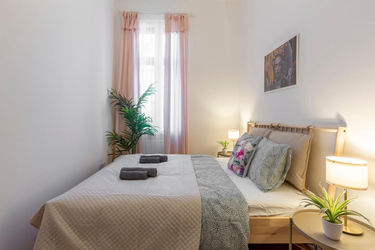Cozy Home By Bella In The Heart Of Budapesta Exterior foto
